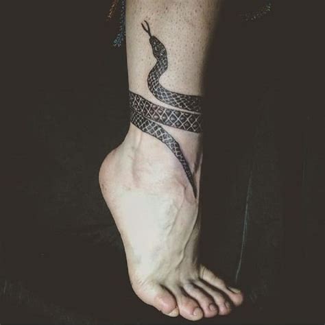 Tatuaje de serpiente en la pierna